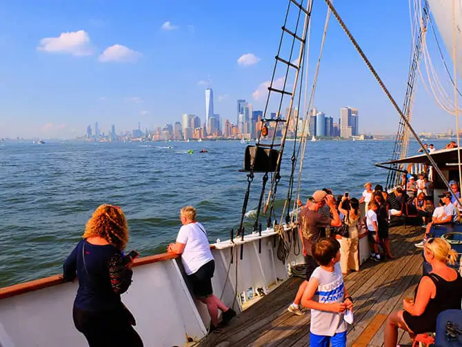 Passeio de veleiro com brunch e champanhe de fim de semana - Navegando
