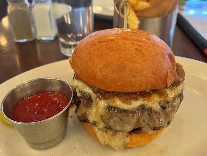 Melhores hamb&uacute;rgueres de Nova York - 5 Napkin Burger Hamb&uacute;rger