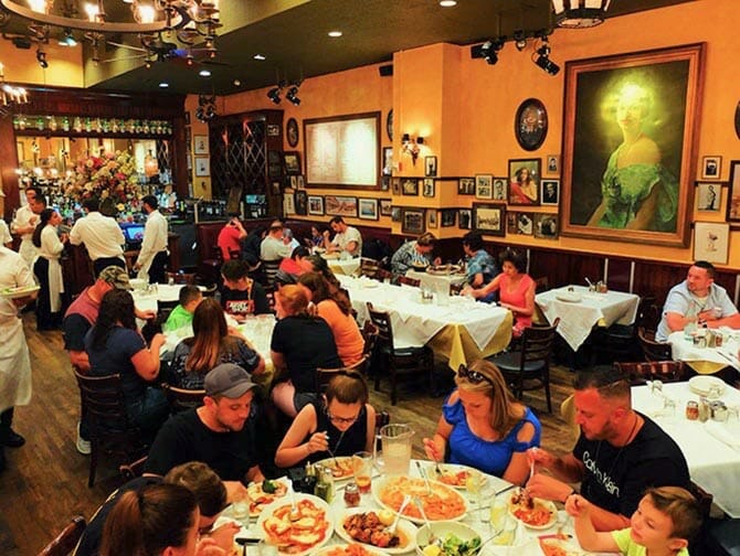 Carmine's Restaurante Familiar em Nova York - Jantando